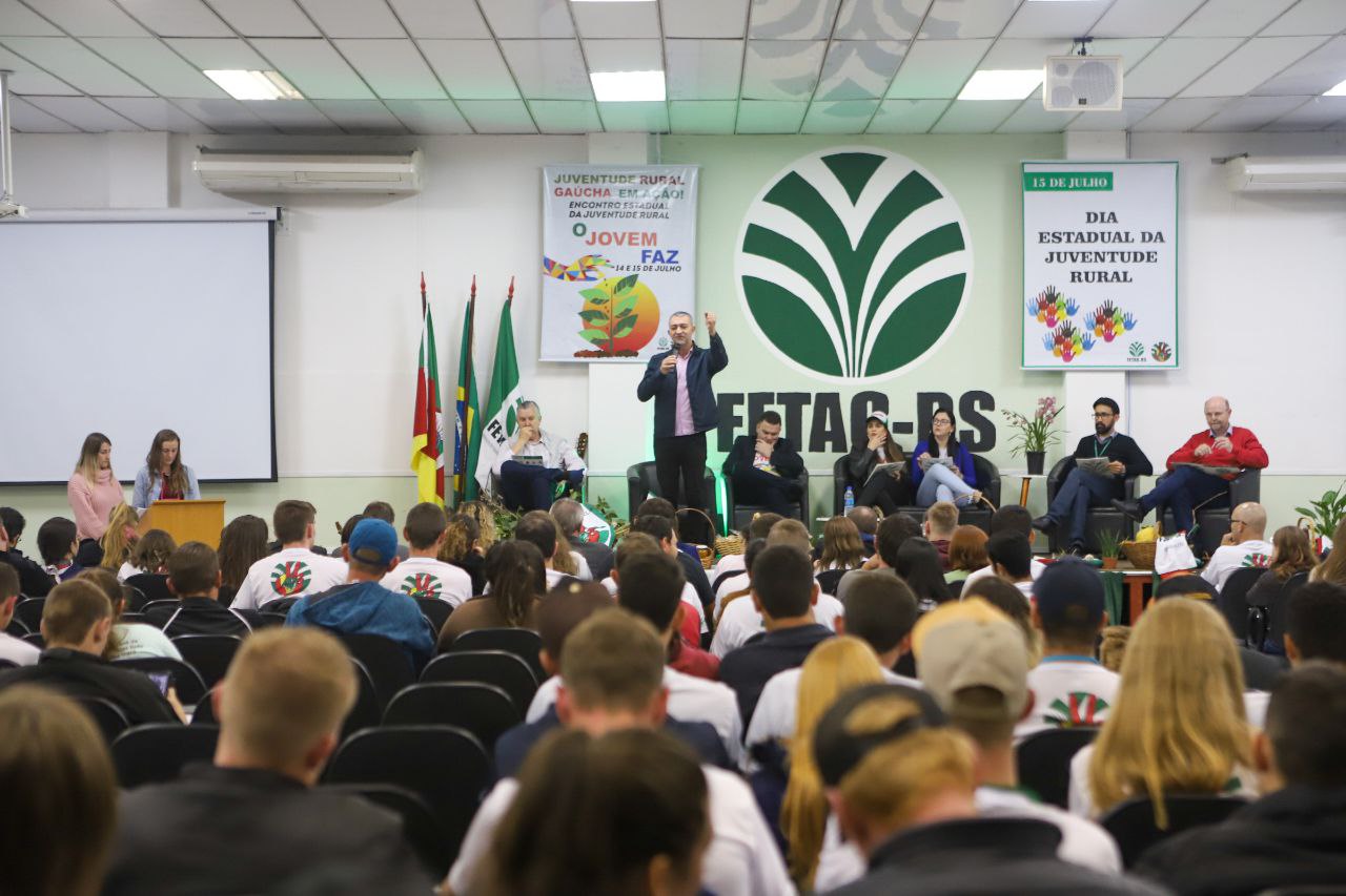 Edegar Pretto defende políticas para a permanência da juventude no campo e produção de alimentos