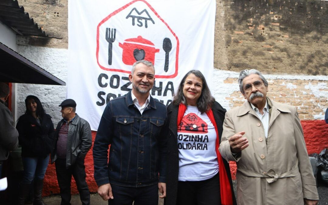 Edegar Pretto visita a cozinha solidária em Porto Alegre 