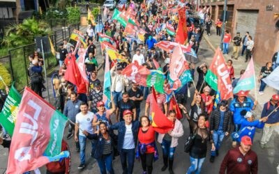 Edegar Pretto e milhares de pessoas fazem caminhada em apoio a Lula na capital