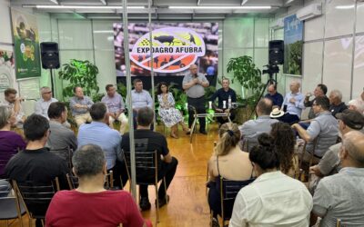 Manuela d’Avila e Edegar Pretto visitam Expoagro e dialogam com setor de produção de tabaco