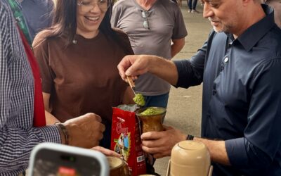 Edegar Pretto e Juliana Brizola visitam a Fenachim e reforçam o compromisso de ouvir as regiões