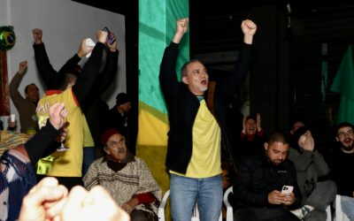 Edegar Pretto veste camisa da seleção para torcer com um timaço
