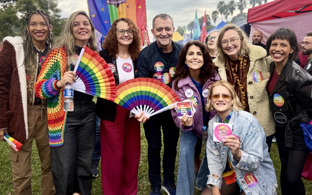 Ao lado de parlamentares da Frente Ampla, Edegar Pretto participa da Parada Livre em Porto Alegre