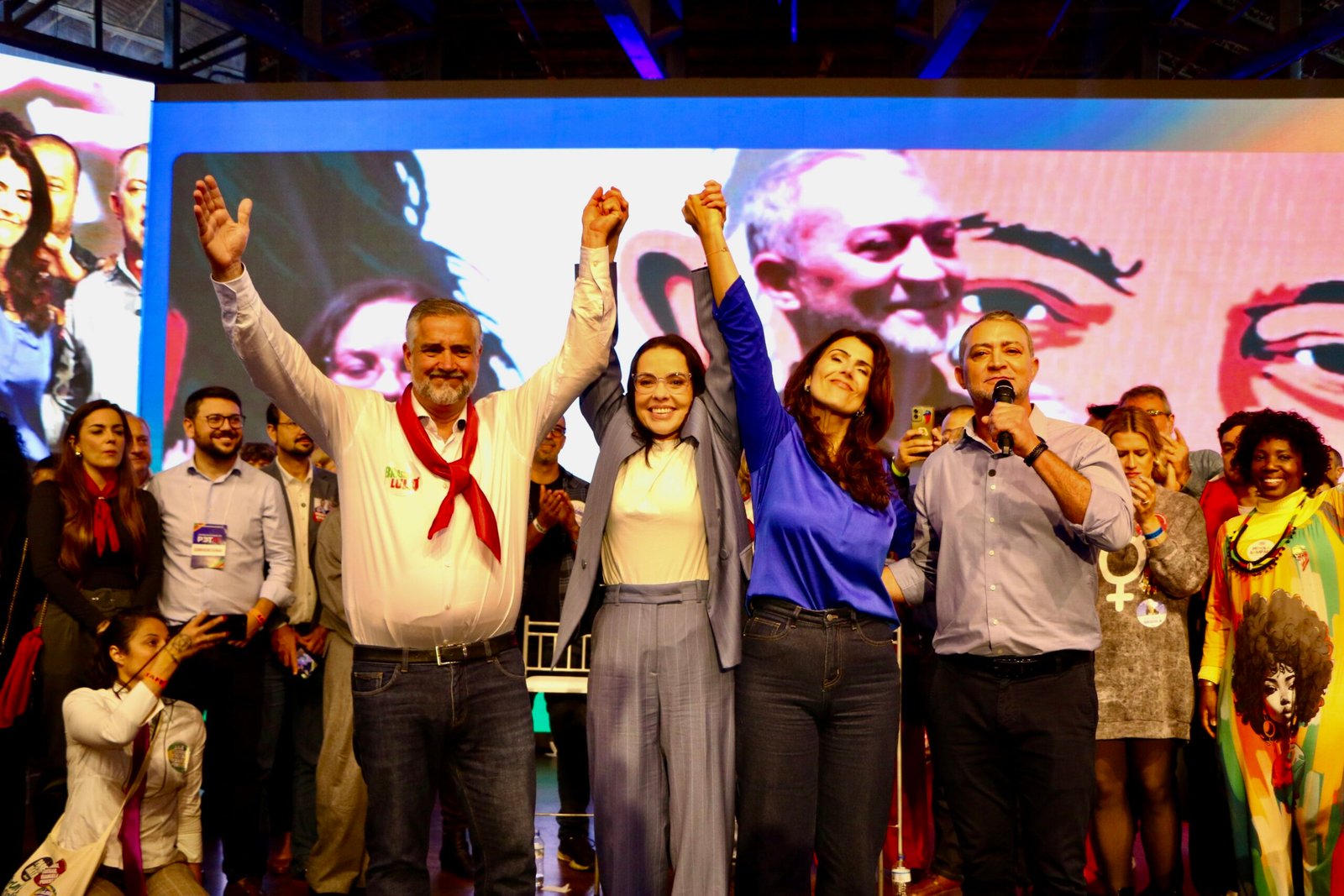 Com mais de 3 mil pessoas, convenção oficializa Juliana Brizola (PDT) e Edegar Pretto (PT) para a disputa ao Governo do Rio Grande do Sul 