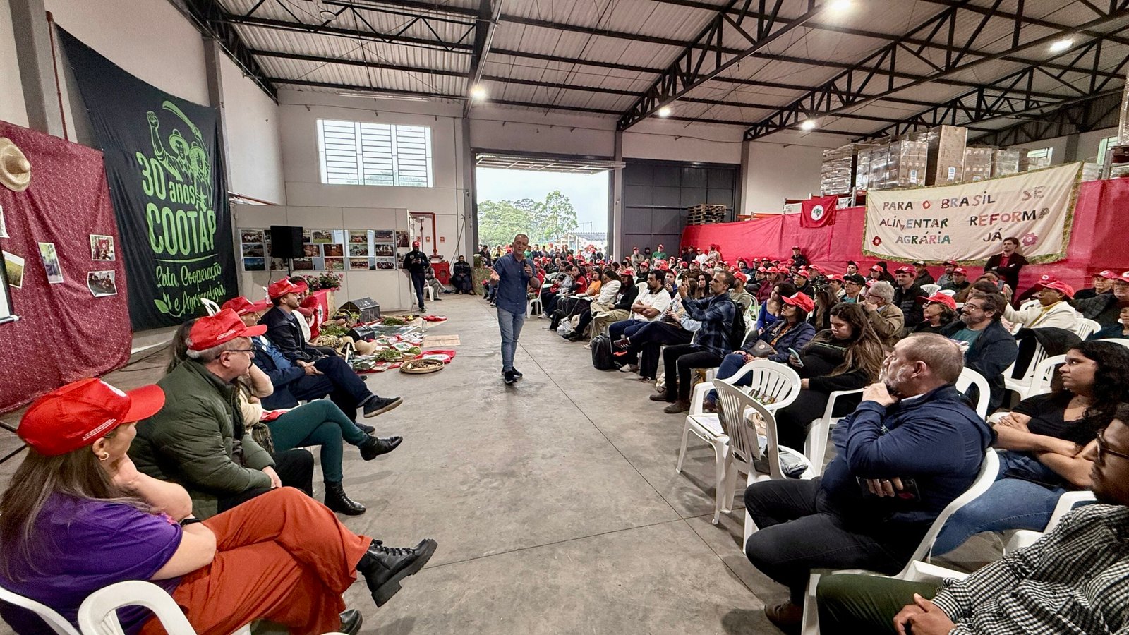 Edegar Pretto garante criação de rede de abastecimento durante encontro com assentados 